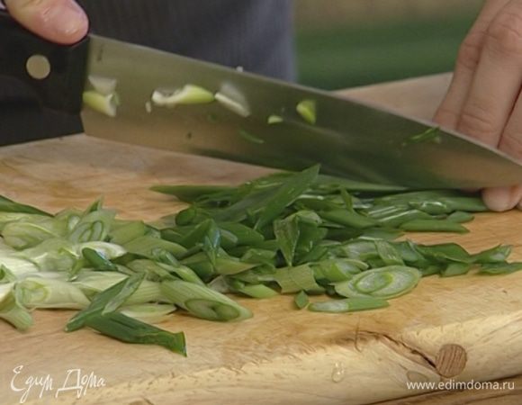 Зеленый лук крупно нарезать. 