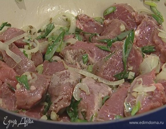 Отправить в кастрюлю к луку нарезанное мясо и обжарить его со всех сторон.