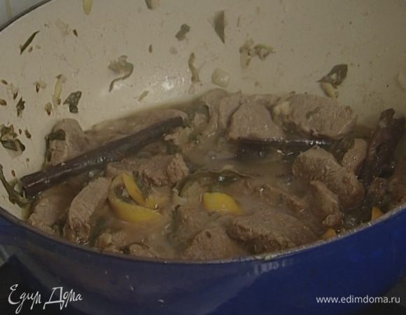 Добавить в кастрюлю с мясом закарамелизированный лимон, веточки мяты, корицу и лавровый лист. Тушить на медленном огне 40 минут.