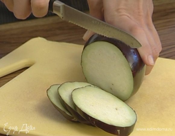 Баклажан нарезать кружками, присыпать солью и оставить на несколько минут.