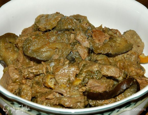 Добавить кусочки баклажана к мясу, посолить, поперчить и тушить еще 15−20 минут.