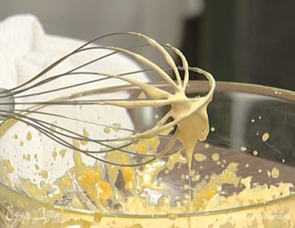 Приготовить крем: желтки взбить с сахаром с помощью миксера или венчиком вручную.
