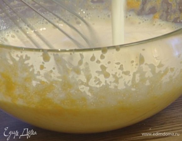 Не переставая взбивать, влить горячее молоко так, чтобы получилась плотная, густая масса. 