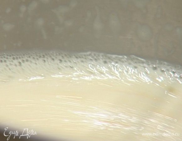 Перелить всю массу обратно в кастрюлю и прогревать, постоянно помешивая, на очень медленном огне, пока крем не загустеет, затем охладить его. (Если боитесь, что крем свернется, делайте на водяной бане.) 