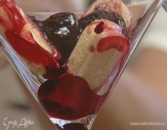 Печенье разломить пополам, каждую половинку смазать вареньем и уложить по 3 кусочка печенья в красивые чашки или бокалы для мартини, полить слегка вишневым ликером или сиропом.