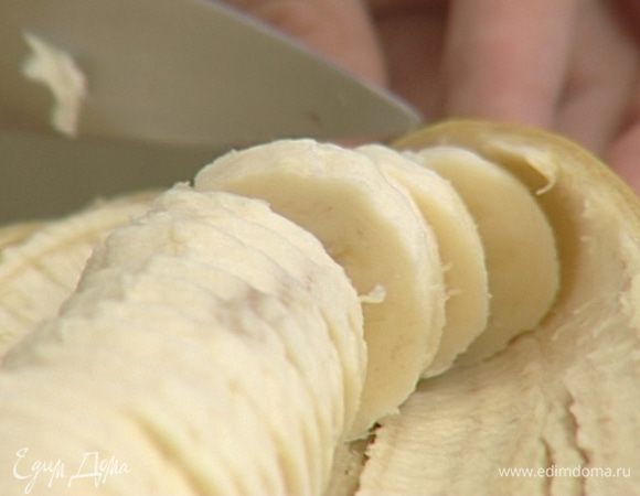 Банан почистить, нарезать кружками, сбрызнуть соком лимона, чтобы не потемнел, и выложить на бисквиты. 