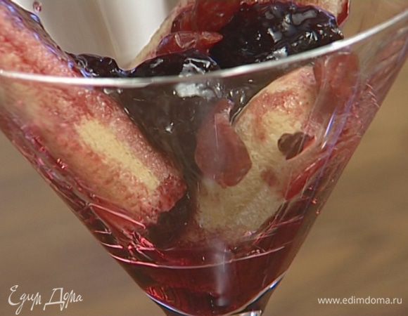 Сверху положить в каждый бокал по 6–7 сушеных вишен.