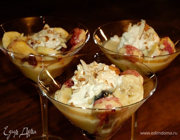 Влить в каждый бокал немного остывшего крема, сверху положить ложку взбитых сливок, посыпать измельченным миндалем. 
 

