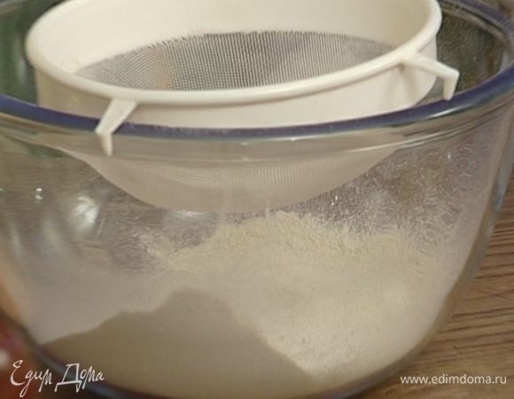 В глубокой миске соединить оба вида муки, добавить сахар, соль и просеять все через сито.