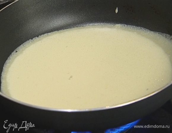 Дать тесту отдохнуть, затем разогреть в сковороде растительное масло и пожарить блины.