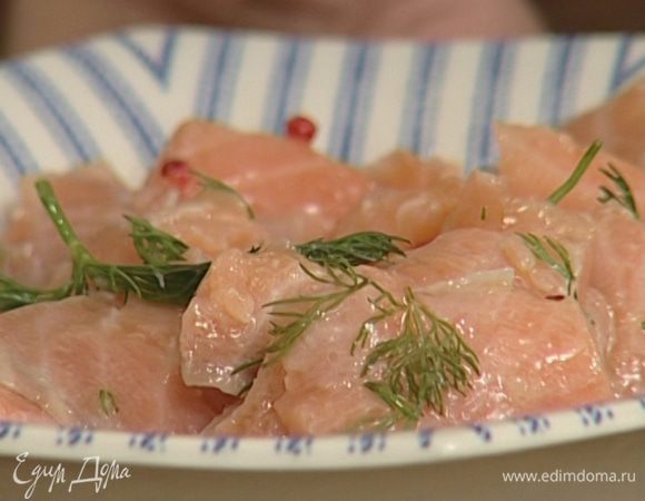Приготовить начинку: из половинки лимона выжать сок, сбрызнуть им кусочки семги, полить ее оливковым маслом, посолить, посыпать укропом и розовым перцем, все перемешать и оставить минимум на 10 минут, а лучше на ночь.