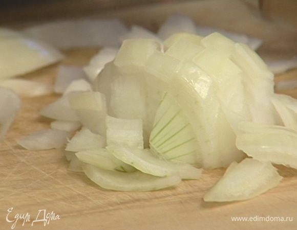 Лук и чеснок почистить и мелко нарезать.