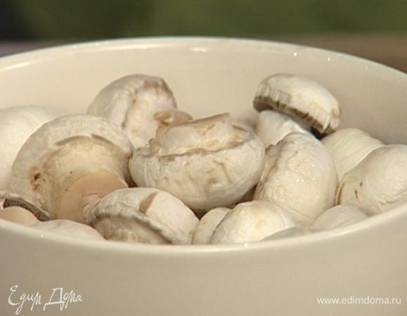 Шампиньоны почистить, промыть и нарезать маленькими кусочками.