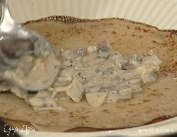 Выложить начинку на блины, свернуть их и уложить в огнеупорную посуду или глубокий противень.