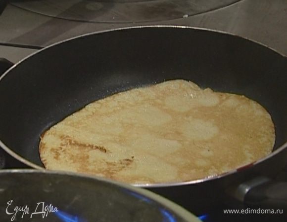 Разогреть в сковороде растительное масло и пожарить тонкие блины.