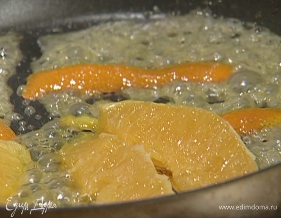 Растопить в сковороде 1 ч. ложку сливочного масла, добавить сахар, цедру, сок и кусочки апельсина и прогревать 2–3 минуты.