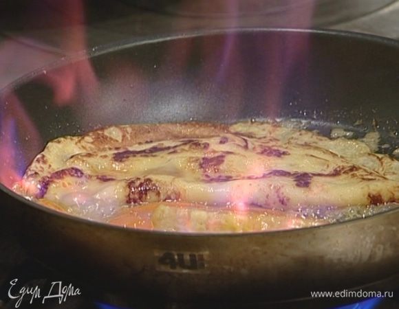 Готовые блины складывать пополам и по одному выкладывать в сковороду, затем вливать 1 ч. ложку коньяка и поджигать.