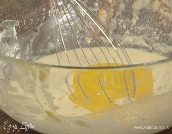 Приготовить тесто: добавить к муке яйцо и желток, влить молоко и растопленное сливочное масло. Вымешать тесто и оставить его на полчаса.