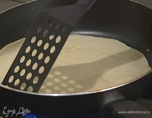 Разогреть сковороду и пожарить тонкие блины на растительном масле. 