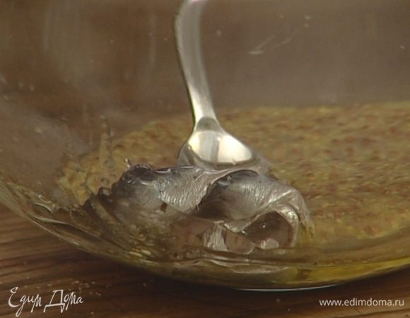 Приготовить заправку: добавить к чесноку с солью 3 ст. ложки оливкового масла, горчицу, желтки, лимонный сок, анчоусы и перемешать.