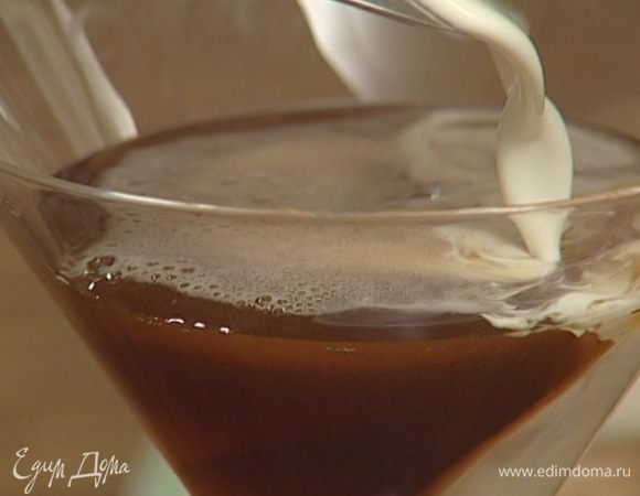 Влить в бокал для мартини, а затем осторожно, по ложке или лезвию ножа, влить сливки.