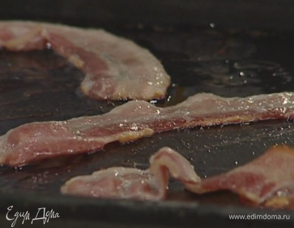 Бекон выложить на противень и обжарить в разогретой духовке до золотистого цвета.
