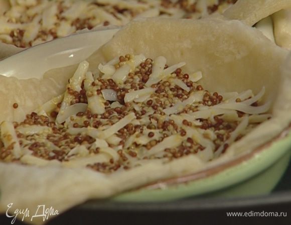 Формы с тестом вынуть из духовки, разложить в них сырно-горчичную начинку.