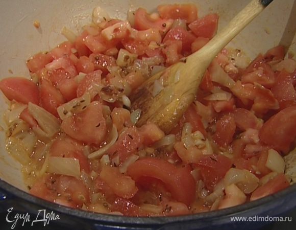 Добавить морковь, помидоры и рис, влить пол-литра кипящей воды и посолить. Довести до кипения, накрыть крышкой, убавить огонь и варить на медленном огне 12—15 минут.