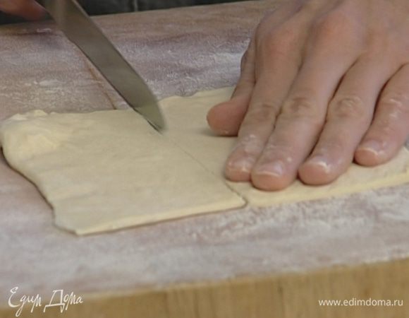 Тесто раскатать и разрезать на небольшие квадраты.