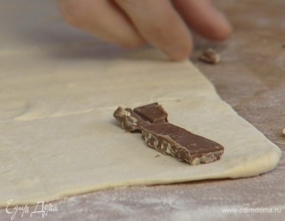 Шоколад поломать на маленькие кусочки.