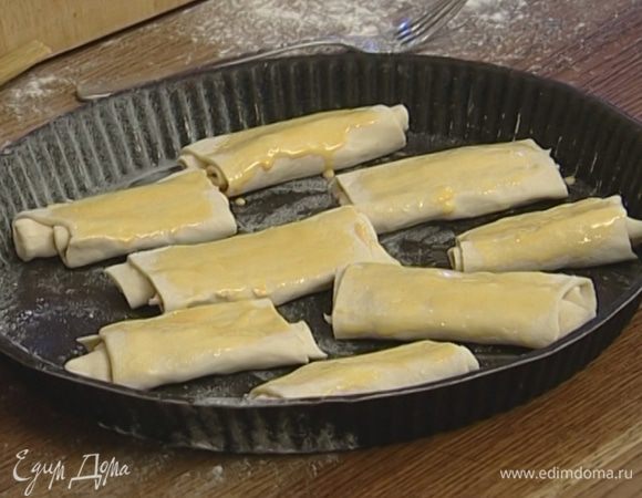 Желток слегка взбить и смазать каждую булочку.