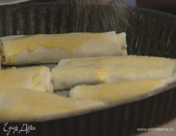 Посыпать булочки сахаром и выпекать в разогретой духовке около 20 минут.