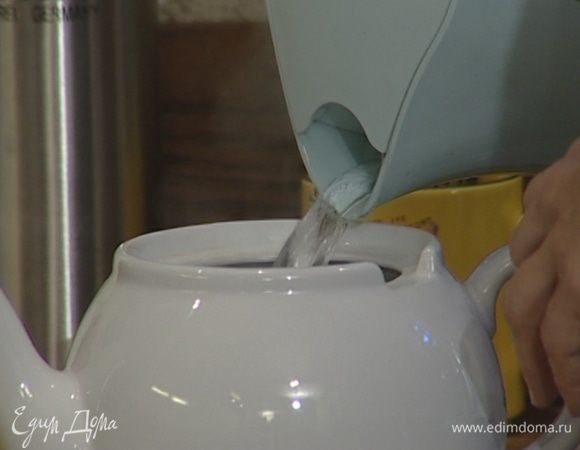 Вскипятить воду и заварить крепкий чай.