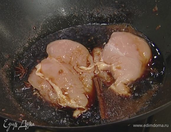 Куриное филе выложить в получившийся соус и готовить 5–8 минут, время от времени переворачивая.