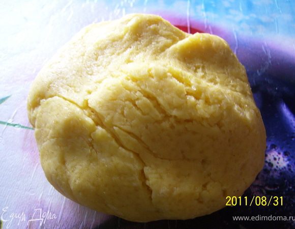 Готовим песочное тесто: маргарин порубить ножом, добавить желток и сахар, растереть. Добавить муку и замесить тесто. Завернуть в пищевую пленку и убрать в холодильник на 30 минут.