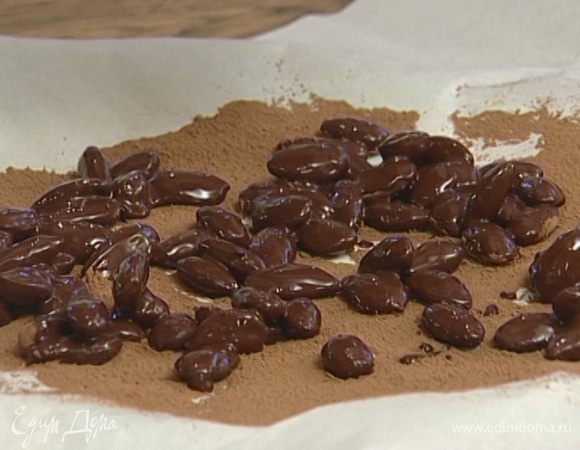 Подсушенный миндаль окунуть в шоколад, затем обвалять в какао. 