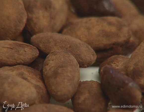 Положить миндаль в сито и слегка потрясти, чтобы избавиться от лишнего какао.

