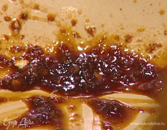 В глубокую кастрюлю с тяжелым дном влить растительное масло, добавить имбирь, чеснок, мускатный орех и соевый соус.