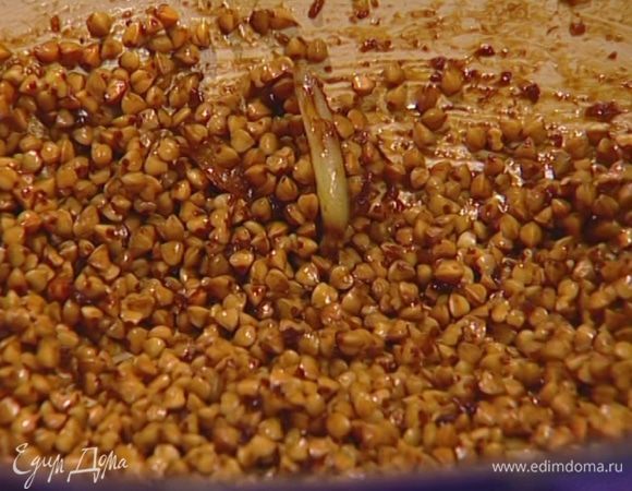 Всыпать гречку и, помешивая, слегка прогреть.