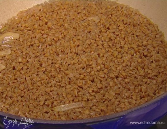 Влить 200 мл горячей воды, накрыть крышкой и варить на медленном огне 12–15 минут. 