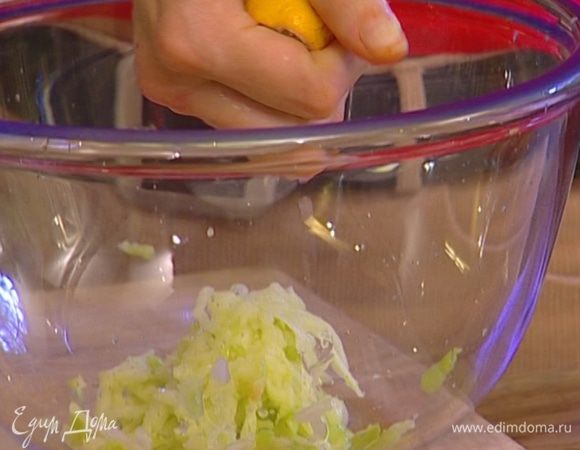 Яблоки и морковь натереть на крупной терке, сбрызнуть лимонным соком.