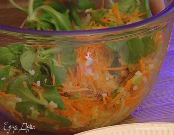 Добавить соль, перец, заправку и все перемешать.