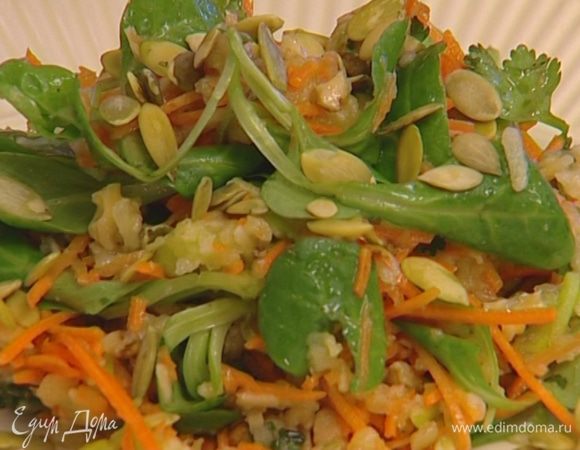 Посыпать салат семечками и кинзой.