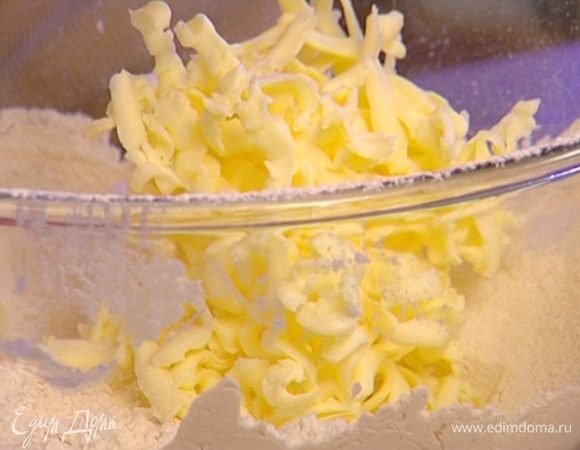 Приготовить тесто: предварительно охлажденное сливочное масло натереть на терке.