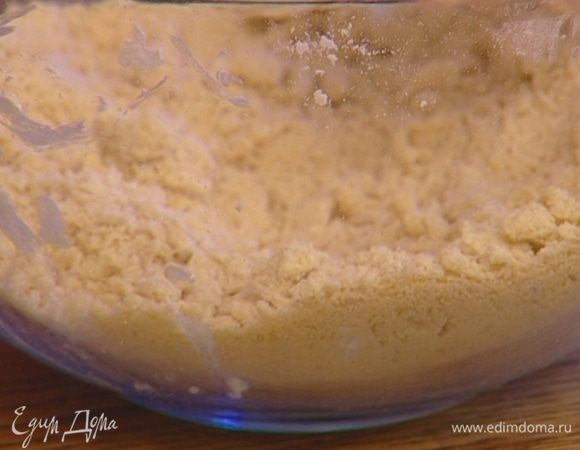 Всыпать просеянную муку и растереть все в мелкую крошку.