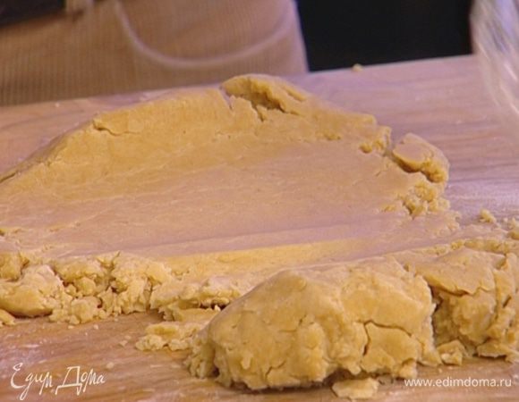 Раскатать тесто, затем снова сформировать из него шар и еще раз раскатать (эту процедуру желательно повторить 3—4 раза).