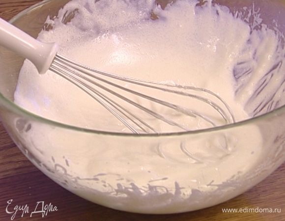 К белкам добавить щепотку соли и сахар и взбить все в крепкую пену.