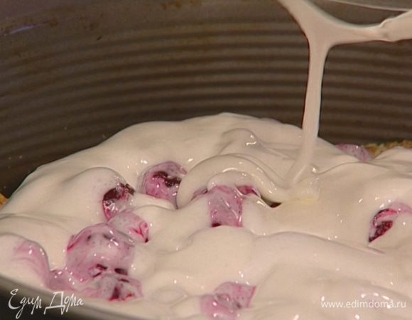 Половину белков перемешать с вишней и выложить на миндаль, оставшиеся белки — сверху на вишни. 