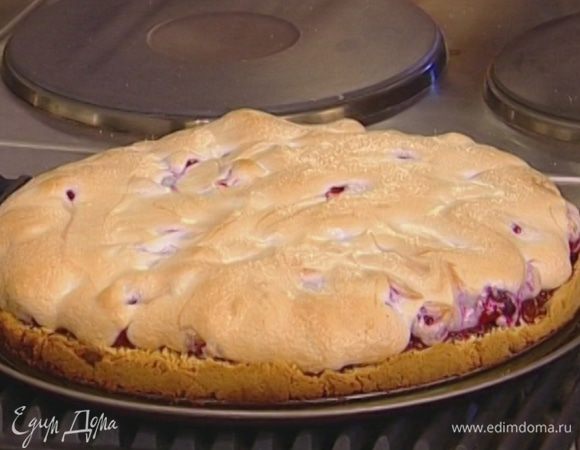 Выпекать пирог в разогретой духовке 35–40 минут.