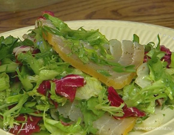 Перемешать балык с руколой, посыпать оставшимся зеленым луком.